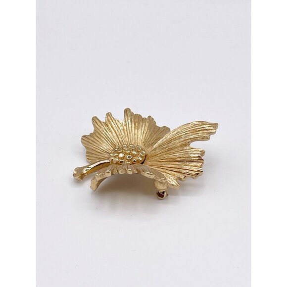 Vintage Monet Gold Tone Flower Leaf Brooch – Textured Dimensional Floral Pin - Picture 3 of 9